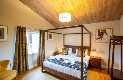 East Lewiston Chalet De Ski | Breckland Lodge 4 with Hot Tub