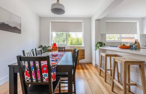St. Kilda East Appartement | Breezy East - A Light-filled Family Retreat