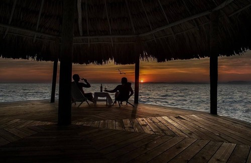 Thatch Caye Station Balnéaire | Breezy Oceanfront Cabana w/ Walk-In Shower & Private Rooftop Deck