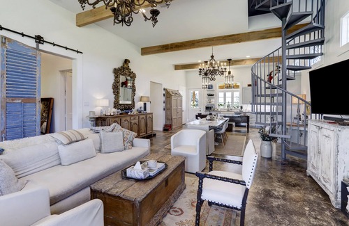 Brenham Maison | Brenham-Home/Barn amazing place to stay! Completed 2019