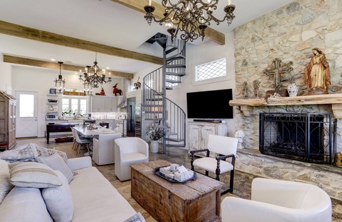 Brenham Maison | Brenham-Home/Barn amazing place to stay! Completed 2019