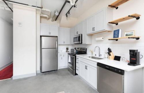 Westown Appartement | Brewery District 2-Story 2BR Apt Near Fiserv with Rooftop, Gym, and Parking