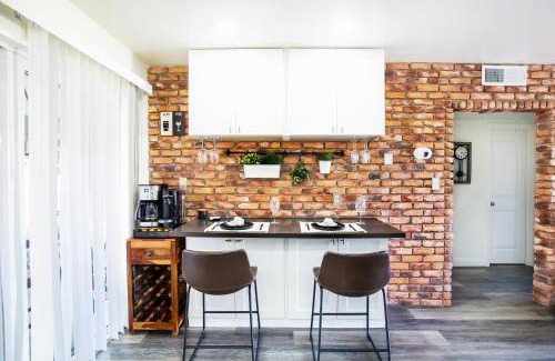 Central Naples Maison | Brick Enclave with Mini Golf & SPA, 5mins to beach