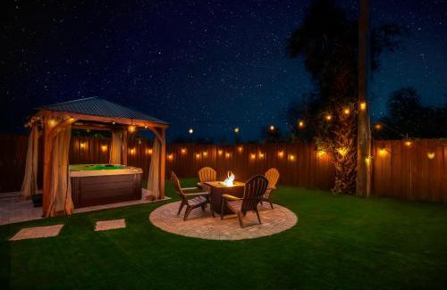 Central Naples Maison | Brick Enclave with Mini Golf & SPA, 5mins to beach
