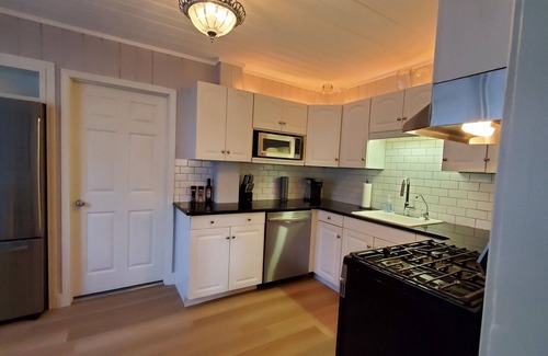 Waseca Maison | Brick & Vine Suite - Newly Remodeled!