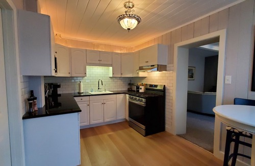 Waseca Maison | Brick & Vine Suite - Newly Remodeled!