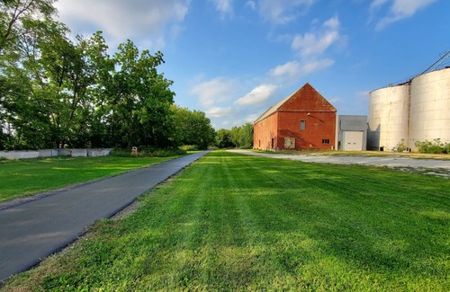 Waseca Maison | Brick & Vine Suite - Newly Remodeled!