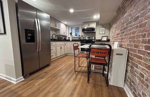 Near Northeast Appartement | Brickside on the Boundary: A Cozy Basement Suite