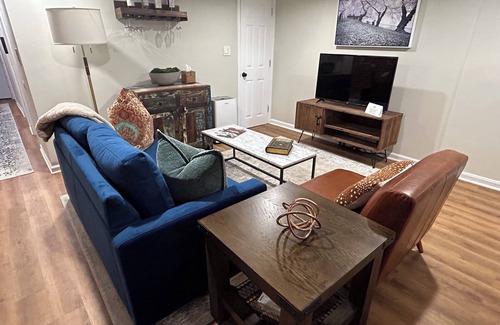 Near Northeast Appartement | Brickside on the Boundary: A Cozy Basement Suite