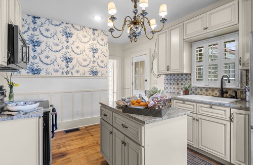 Cape Girardeau Maison | "Brickyard" Remodeled 1920's Dutch Colonial Revival in Downtown Cape Girardeau