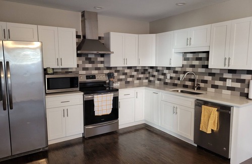 Lower Greenville Maison | Bright 1 Bedroom with Gourmet Kitchen
