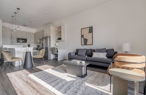 Highland Appartement | Bright 1BR in the Highlands w/ Pool, W/D & Gym, walkable, by Blueground
