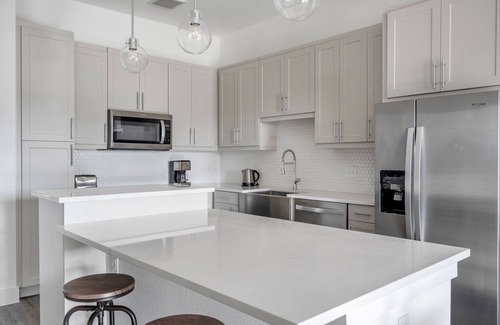 Highland Appartement | Bright 1BR in the Highlands w/ Pool, W/D & Gym, walkable, by Blueground