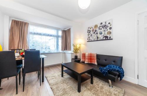 Enfield Highway Appartement | Bright 2 BDR Apartment w Parking