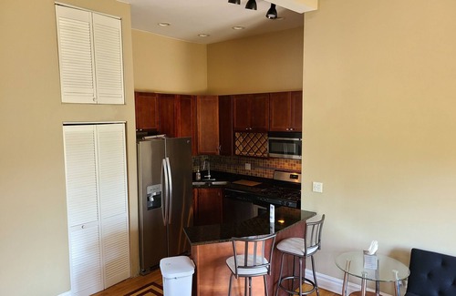 Grand Boulevard Copropriété | Bright 2 Bed/2 Bath Condo With Patio Less Than 10 Mins From Major Attractions