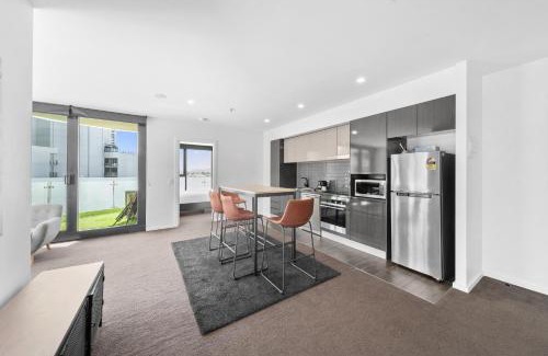 Gungahlin Appartement | Bright 2-Bed Apartment with Scenic Balcony