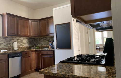 Logan Square Appartement | Bright 2 bed conveniently located in the heart of Logan Square with easy parking