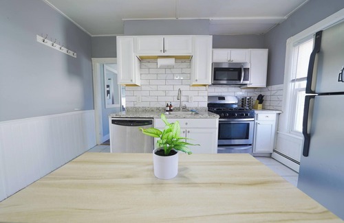 Pawtucket Appartement | Bright 2 BR Apt Great For Working Professionals