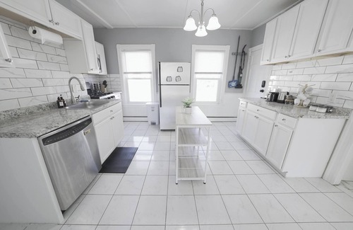 Pawtucket Appartement | Bright 2 BR Apt Great For Working Professionals