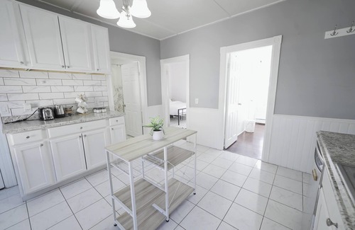 Pawtucket Appartement | Bright 2 BR Apt Great For Working Professionals