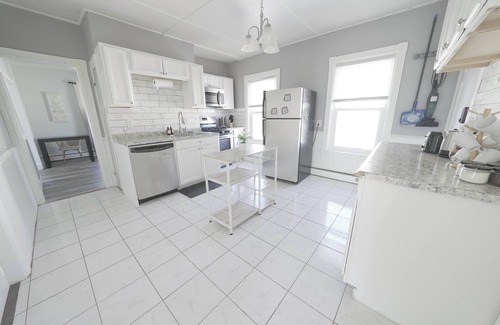 Pawtucket Appartement | Bright 2 BR Apt Great For Working Professionals