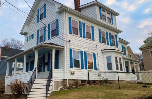 Wakefield Appartement | Bright 2 Br, Pets Welcome, Steps to Lake, Restaurants and Train