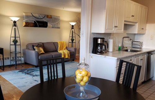 Kitchener Appartement | Bright 2 BR w/KING bed, WiFi, NETFLIX, parking
