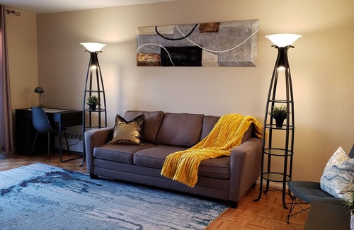 Kitchener Appartement | Bright 2 BR w/KING bed, WiFi, NETFLIX, parking