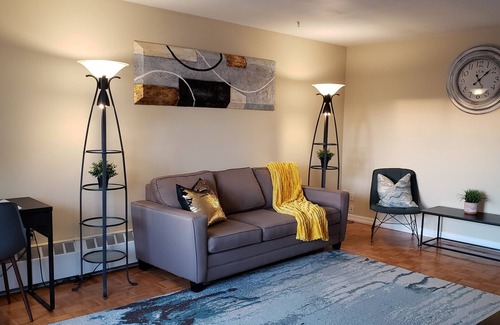 Kitchener Appartement | Bright 2 BR w/KING bed, WiFi, NETFLIX, parking