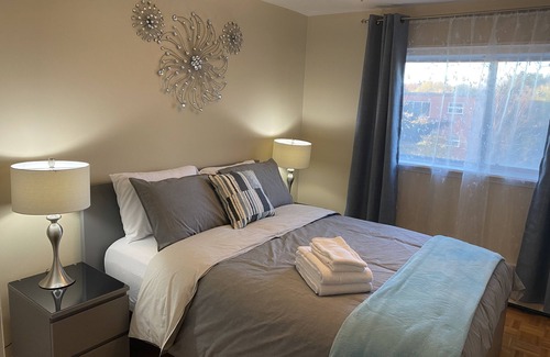 Kitchener Appartement | Bright 2 BR w/KING bed, WiFi, NETFLIX, parking