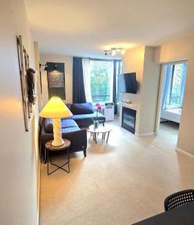 Lower Lonsdale Appartement | Bright 2BR Close to Seabus, and Lower Lonsdale