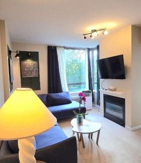 Lower Lonsdale Appartement | Bright 2BR Close to Seabus, and Lower Lonsdale