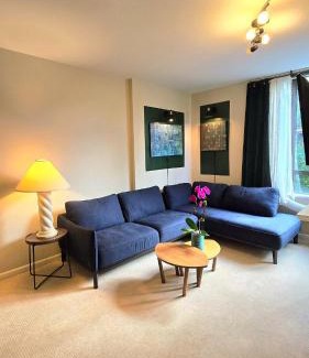 Lower Lonsdale Appartement | Bright 2BR Close to Seabus, and Lower Lonsdale