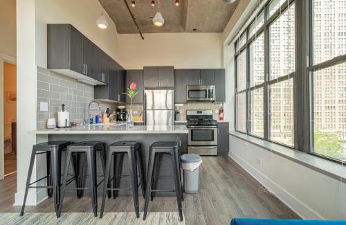 Near South Side Appartement | Bright 2BR Luxury Corner Suite with Optional Parking Sleeps 6 guests Near McCormick Place and Soldier Field