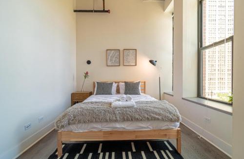Near South Side Appartement | Bright 2BR Luxury Corner Suite with Optional Parking Sleeps 6 guests Near McCormick Place and Soldier Field