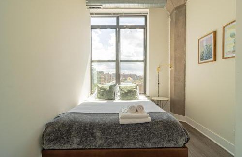 Near South Side Appartement | Bright 2BR Luxury Corner Suite with Optional Parking Sleeps 6 guests Near McCormick Place and Soldier Field