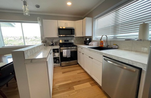 Globe Maison | Bright 3 bedroom, 2 bath home; game room w/ arcade machines - basketball machine
