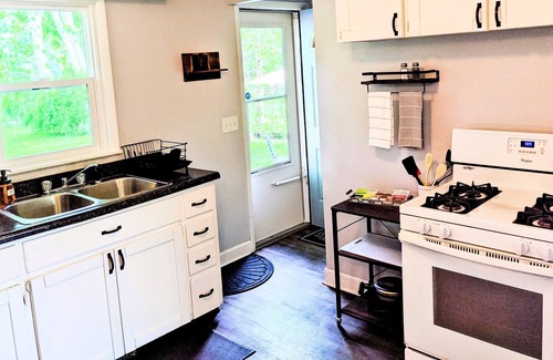 Portage Maison | Bright 3 BR on Cul-de-sac Conveniently located to Airport, Stryker, WMU, DT KZOO