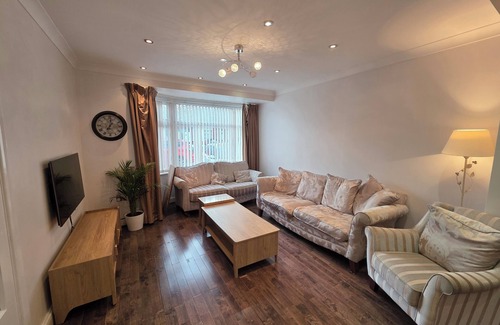 Barkingside Appartement | Bright 3BD Family Home with Garden, Barkingside