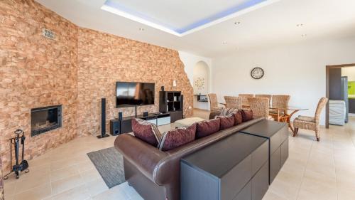 Alcalar Maison | Bright 3BDR House with Pool by Lovelystay