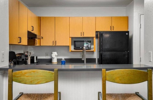 Bearss Plaza Appartement | Bright 4BR Retreat with Pool Gym and Extended Stays