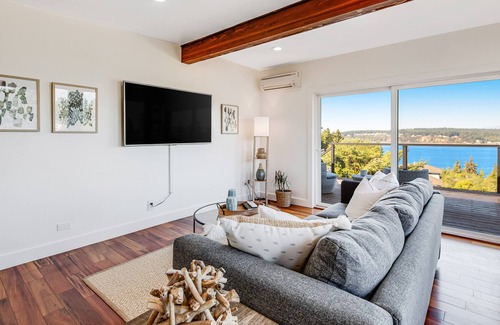 University Place Maison | Bright & Airy Home with Free WiFi, Full Kitchen, & 180-Degree Puget Sound Views