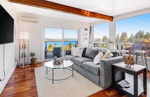 University Place Maison | Bright & Airy Home with Free WiFi, Full Kitchen, & 180-Degree Puget Sound Views