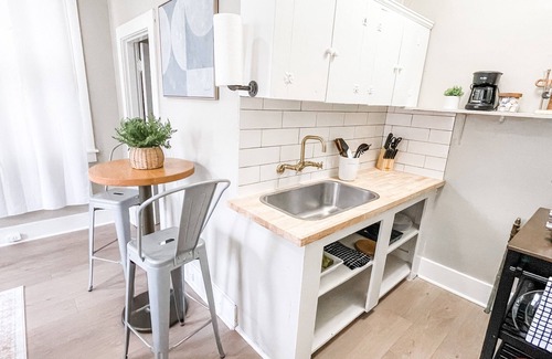 East Midtown Appartement | Bright & Airy Loft Style Corner Unit - Heart Of Midtown Memphis, Walk everywhere