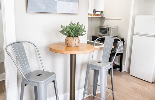 East Midtown Appartement | Bright & Airy Loft Style Corner Unit - Heart Of Midtown Memphis, Walk everywhere
