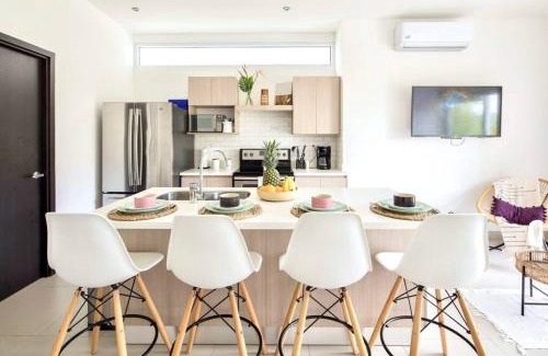 Barrio Ricos y Famosos Appartement | Bright & Airy new Condo, 5 min walk to Jaco Beach!