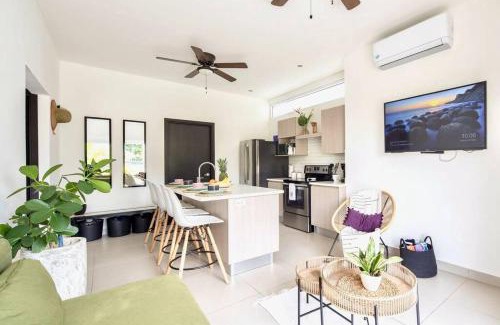Barrio Ricos y Famosos Appartement | Bright & Airy new Condo, 5 min walk to Jaco Beach!