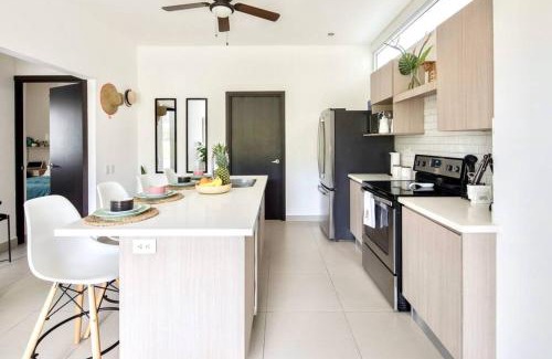 Barrio Ricos y Famosos Appartement | Bright & Airy new Condo, 5 min walk to Jaco Beach!