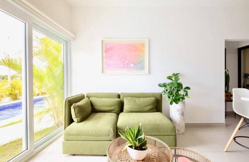 Barrio Ricos y Famosos Appartement | Bright & Airy new Condo, 5 min walk to Jaco Beach!