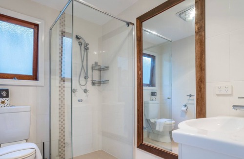 Bardon Maison | Bright Airy Queenslander 3kms from City with Views